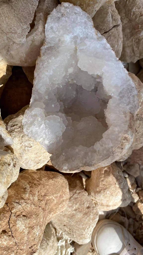 供应水晶洞石,水晶晶洞石