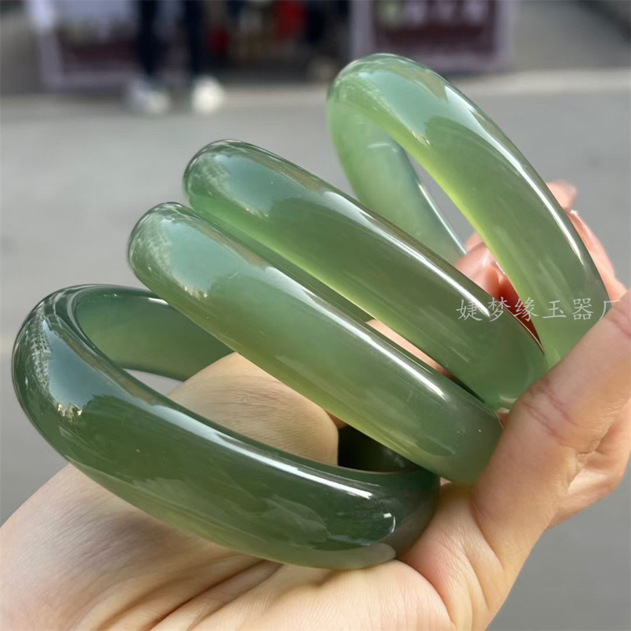 辽宁天然高冰种湖水绿岫玉手镯冰透晴水色满绿淡水草绿岫玉手镯子