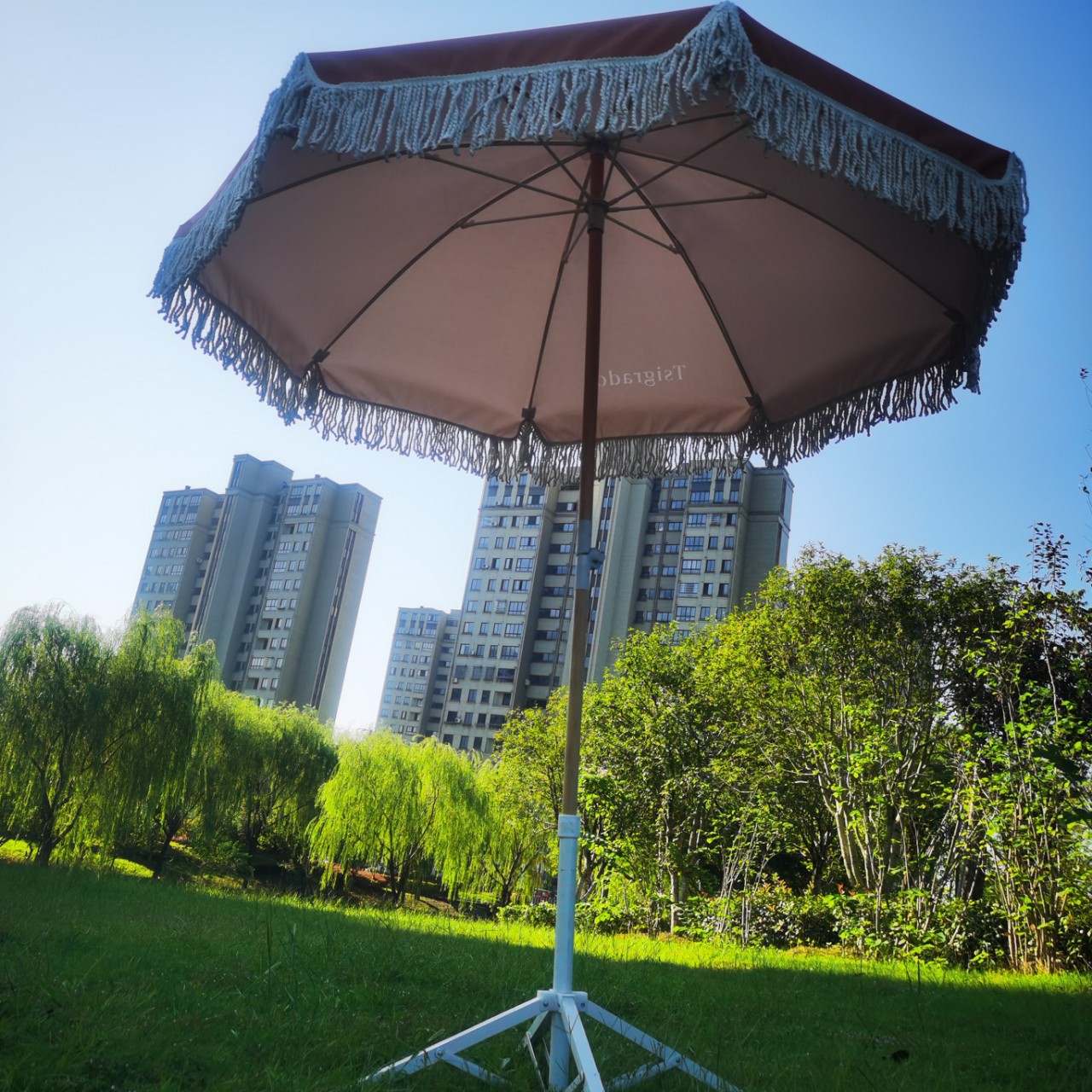 高档涤纶布数码印花户外泳池棉质流苏实木杆可转向沙滩庭院伞