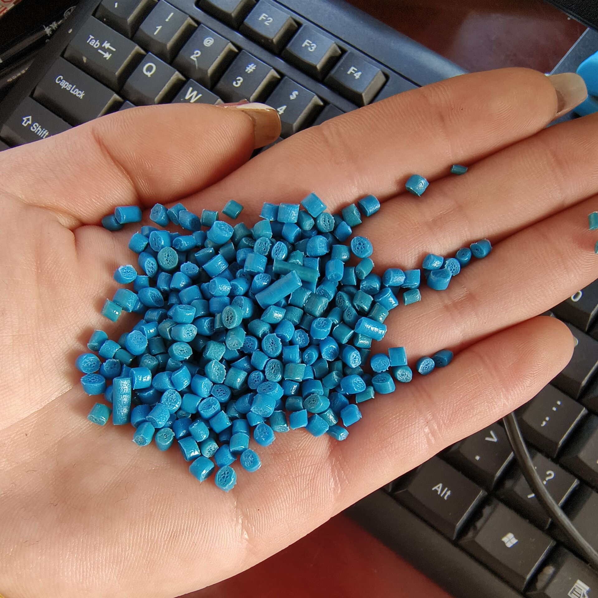 厂家供应篮色本色棉花包塑料颗粒 高强度高拉伸pe再生料 ldpe高压