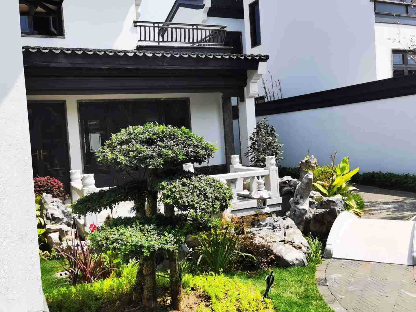 中式古典徽派庭院风格 太湖石假山景观 院内鱼池小假山建造设计