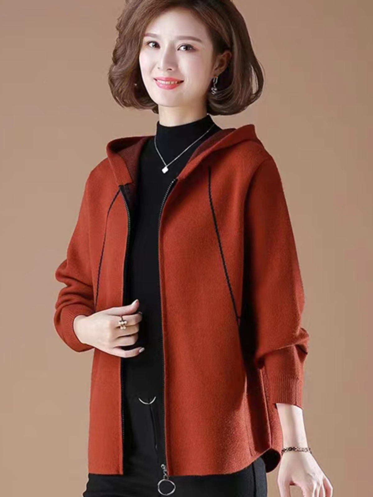 中年春装新款2024外搭妈妈外套上衣中老年人连帽开衫洋气春秋