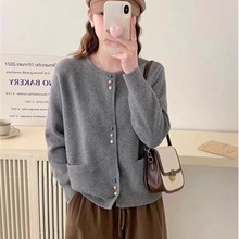 气质优雅圆领毛衣女慵懒风彩扣温柔针织外套新款软糯减龄上衣开衫