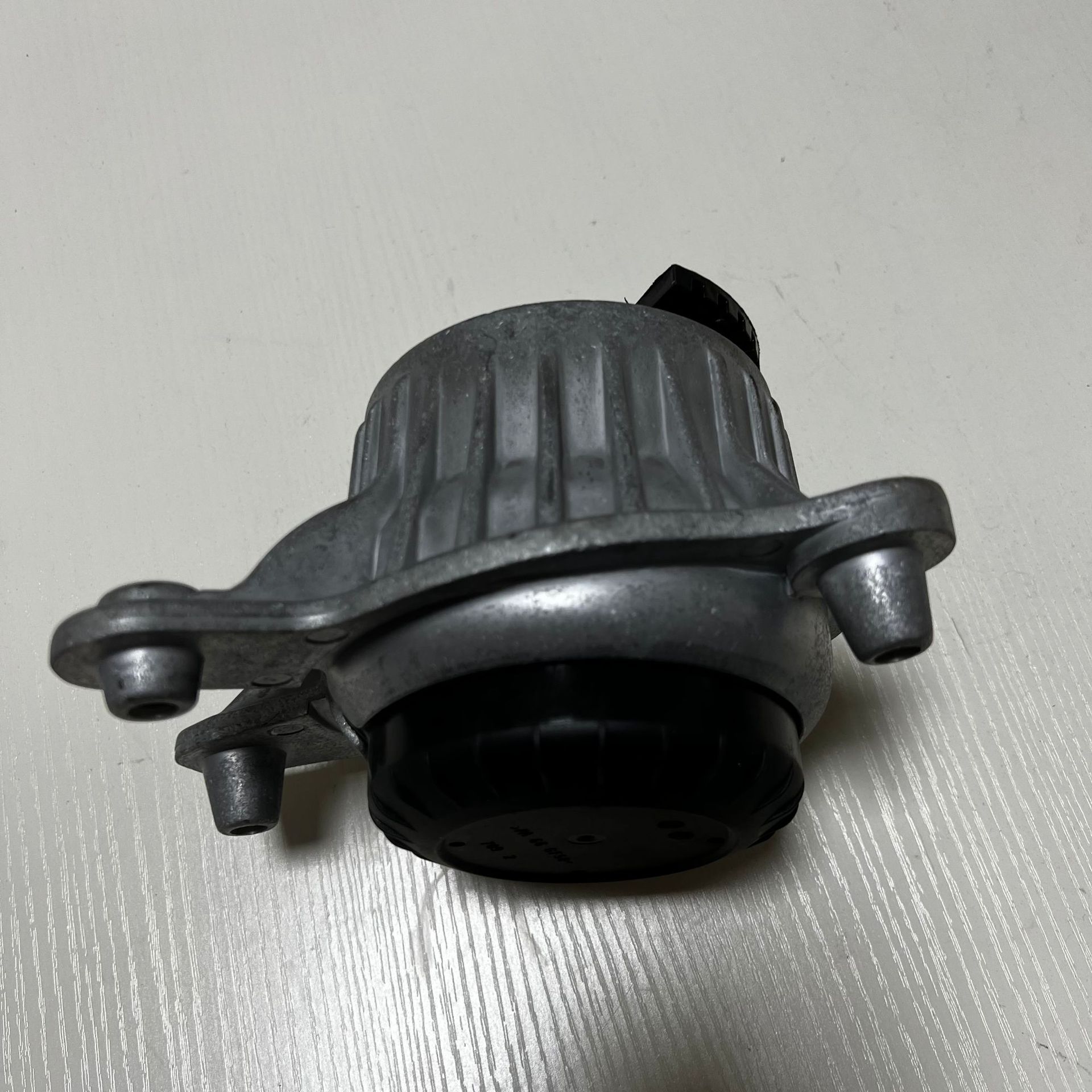 2132400700机脚胶适用于奔驰w213c213a238发动机支架胶垫机爪胶