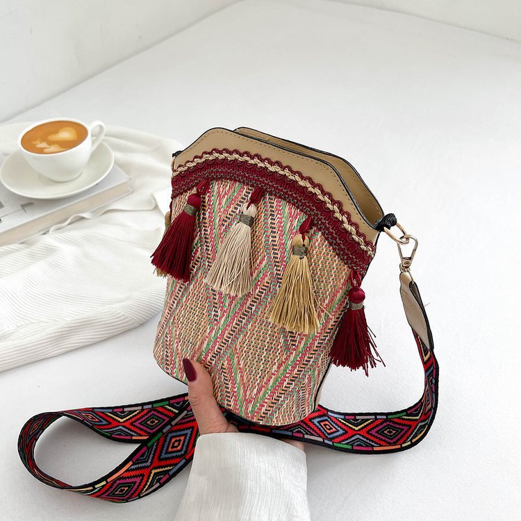 Women's Bag 2023 New Women's Chic Bag Shoulder Bag Korean National Style Tassel Crossbody Small Bag Women's Bucket Bag