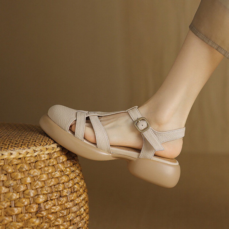 粗跟夏季新款编织镂空一字扣带中跟杏色罗马鞋法式复古包头凉鞋女