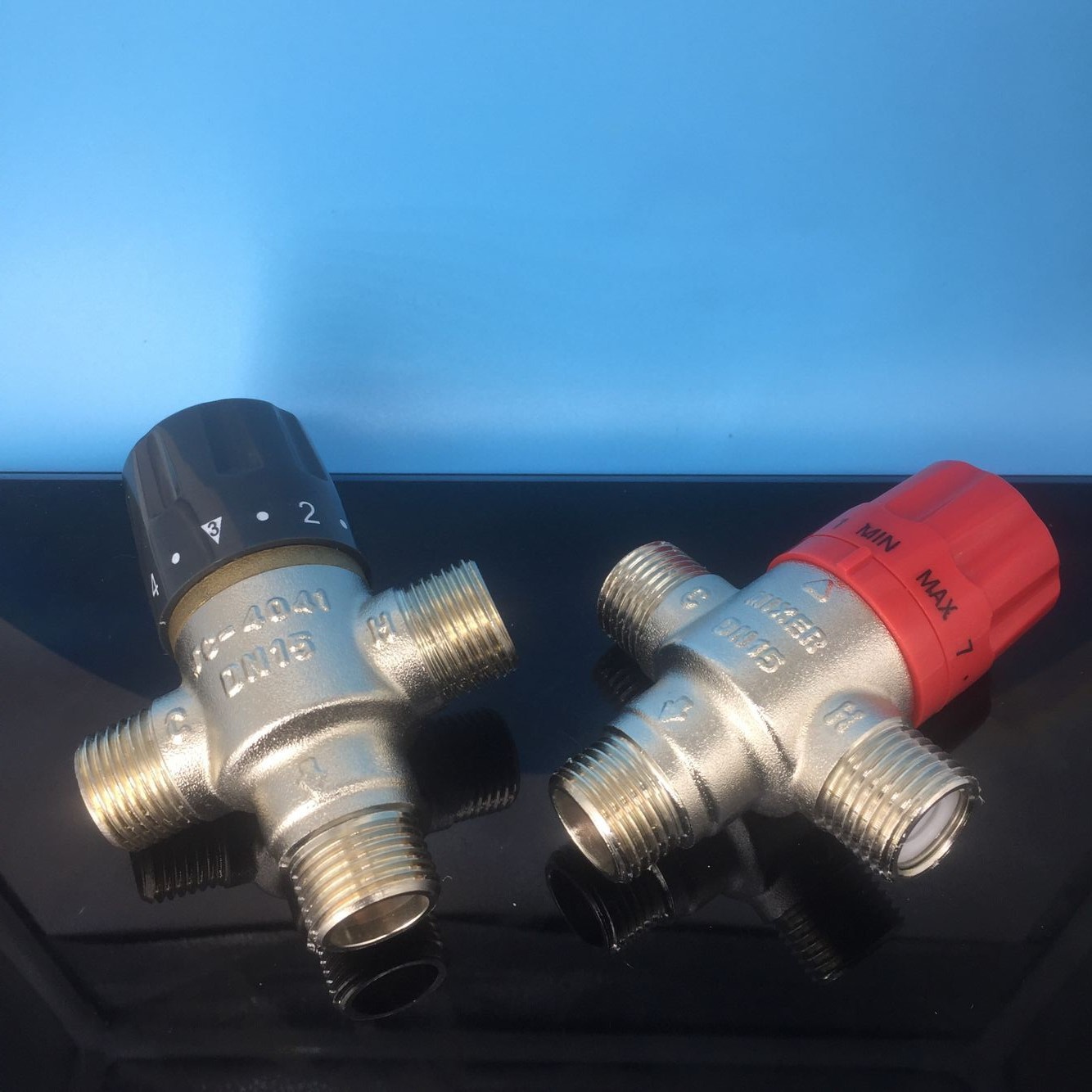 工厂批发dn15太阳能恒温阀自动恒温混水阀管道混水阀全铜温控阀