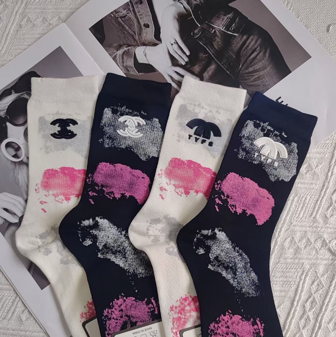 2024新款欧货袜子女个性潮袜字母三角刷漆涂鸦彩色时髦网红中筒袜