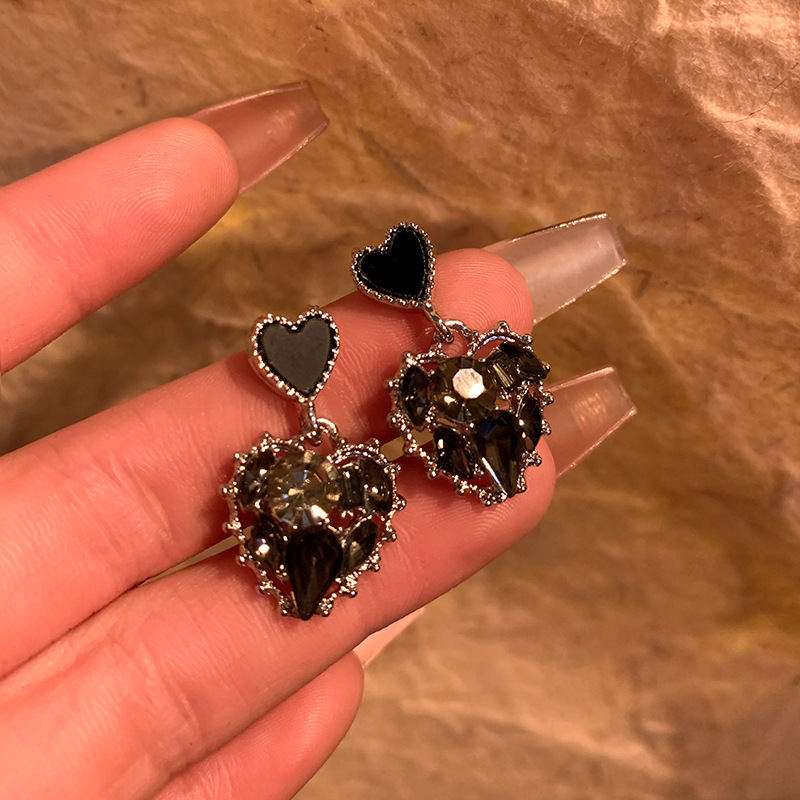 Retro Black Love Heart Earrings Women's Light Luxury High Class Elegant Personality Wild Earrings Internet Celebrity Niche Design Earrings