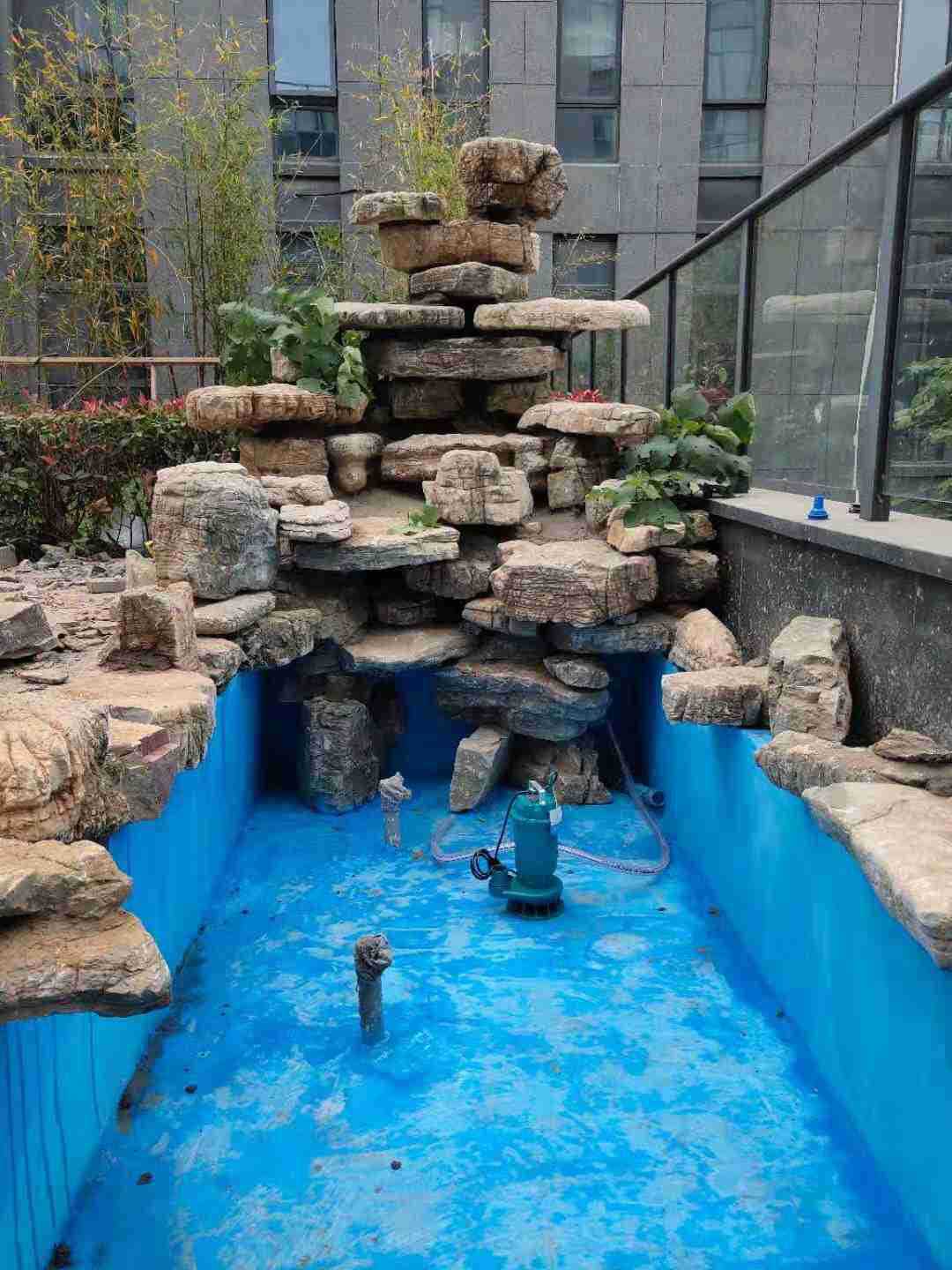 鱼池假山整体安装施工承包 水池设计防水 龟纹石假山流水景观一体