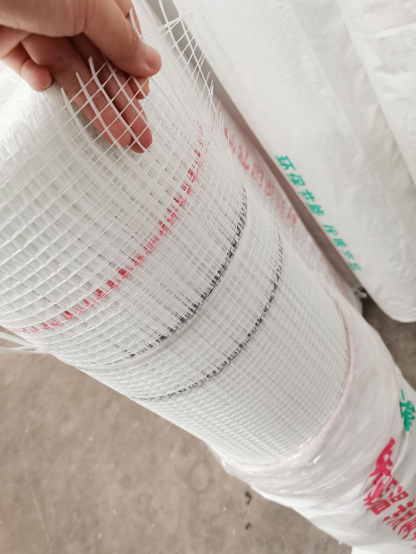 90k尿胶玻纤耐碱网格布