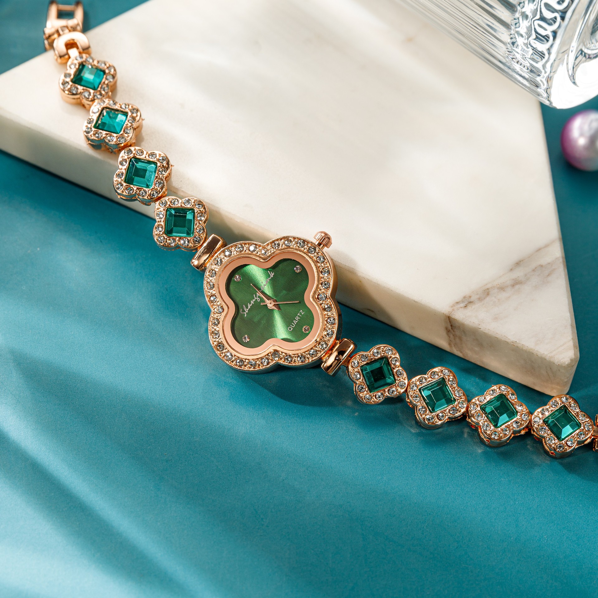 Live Broadcast Alloy Four-Leaf Clover Fashion Ornamental Bracelet Quartz Watch Emerald Women's Watch Women's Watch Factory Wholesale