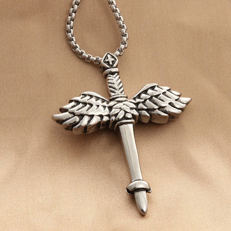 欧美钛钢羽翼剑项坠个性朋克复古潮男翅膀剑不锈钢吊坠厂家直供
