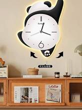 会动的熊猫挂钟左右摇摆创意挂表时尚家用静音钟表带灯光客厅高档