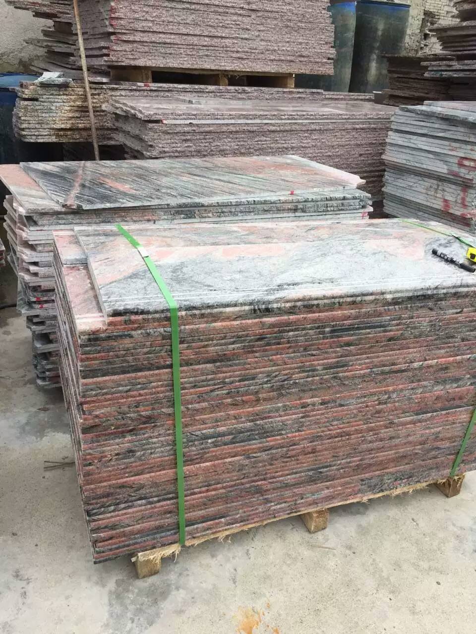 厂家批发幻彩红石材 幻彩红花岗岩外墙干挂地面平铺工程板可定制