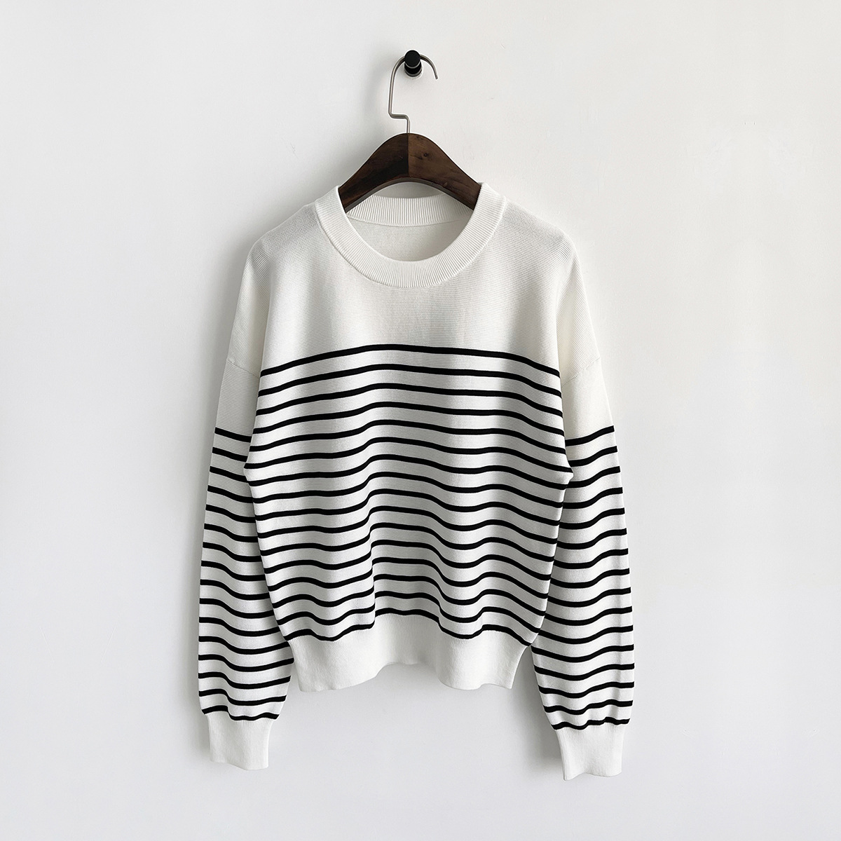 黑白条纹长袖针织衫