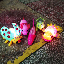 新款发光电动金鱼闪光音乐瓢虫发光万向纤绳玩具地摊夜市热卖批发