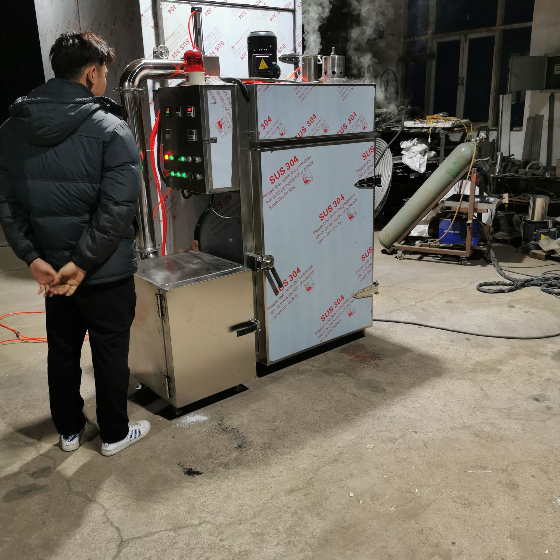 厂家供应商用大容量北京烤肉炉 熏烤炉小型烧肉腊肠腊肉烟熏机器