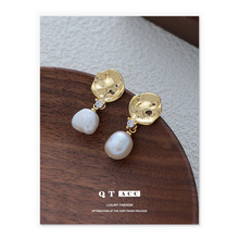 新款法式复古黄铜镀金耳环锆石镶嵌淡水珍珠优雅轻奢风格耳饰女