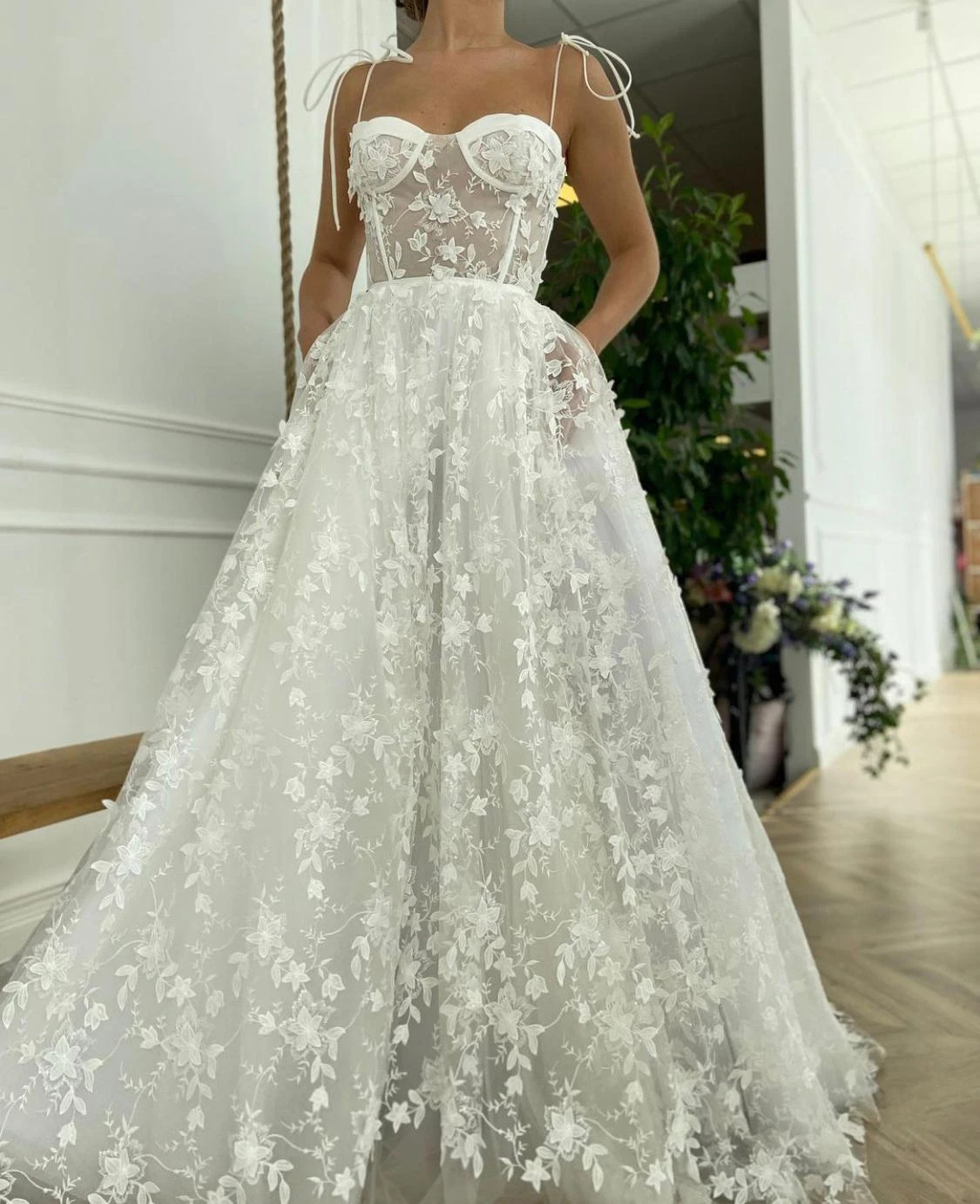 欧美外贸新款吊带蕾丝性感裹胸婚纱礼服亚马逊性感露肩晚礼服