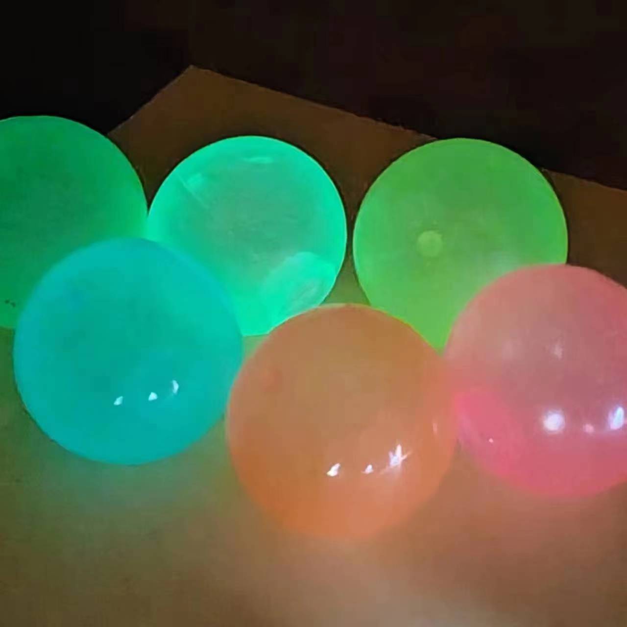 粘靶球亲子互动儿童玩具抖音同款发光夜光解压发泄吸顶粘墙球批发