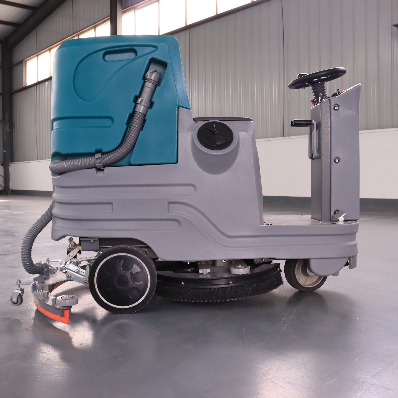 山东小型商场洗地机 电瓶式车间座驾式洗地车 530型地面清洗机