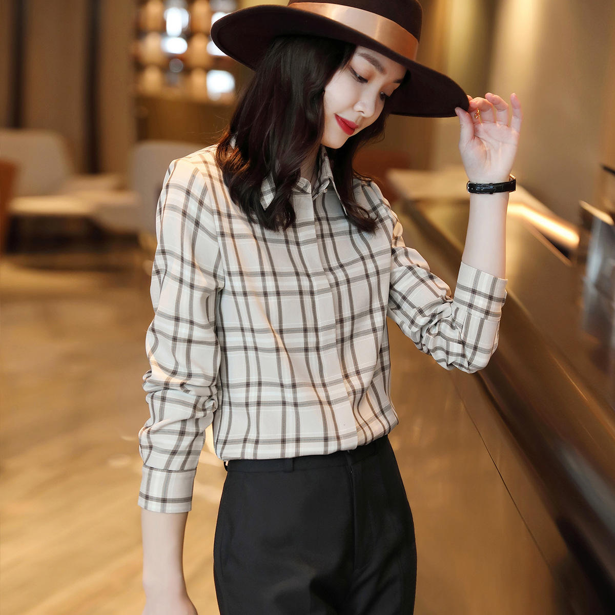 格子衬衫女设计感小众2022春季新款今年流行时尚洋气雪纺职业衬衣