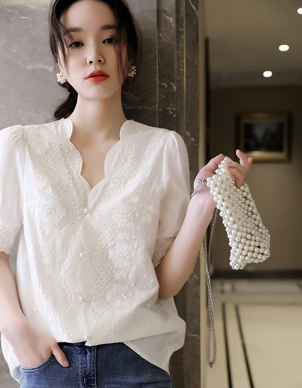 白色衬衫女2021春夏新款镂空泡泡袖v领刺绣直筒包扣蕾丝上衣欧货