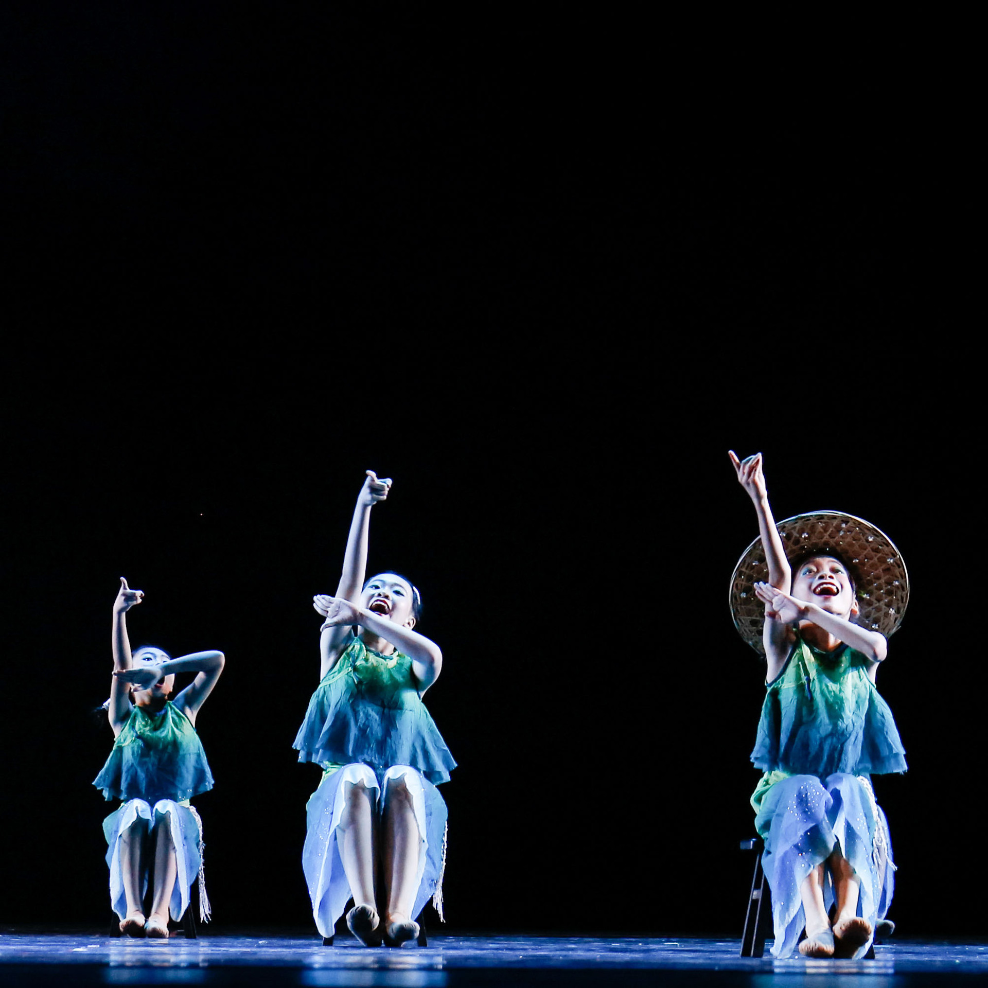 第十届小荷风采小儿垂钓演出服儿童舞蹈表演服斗笠道具凳子小板凳