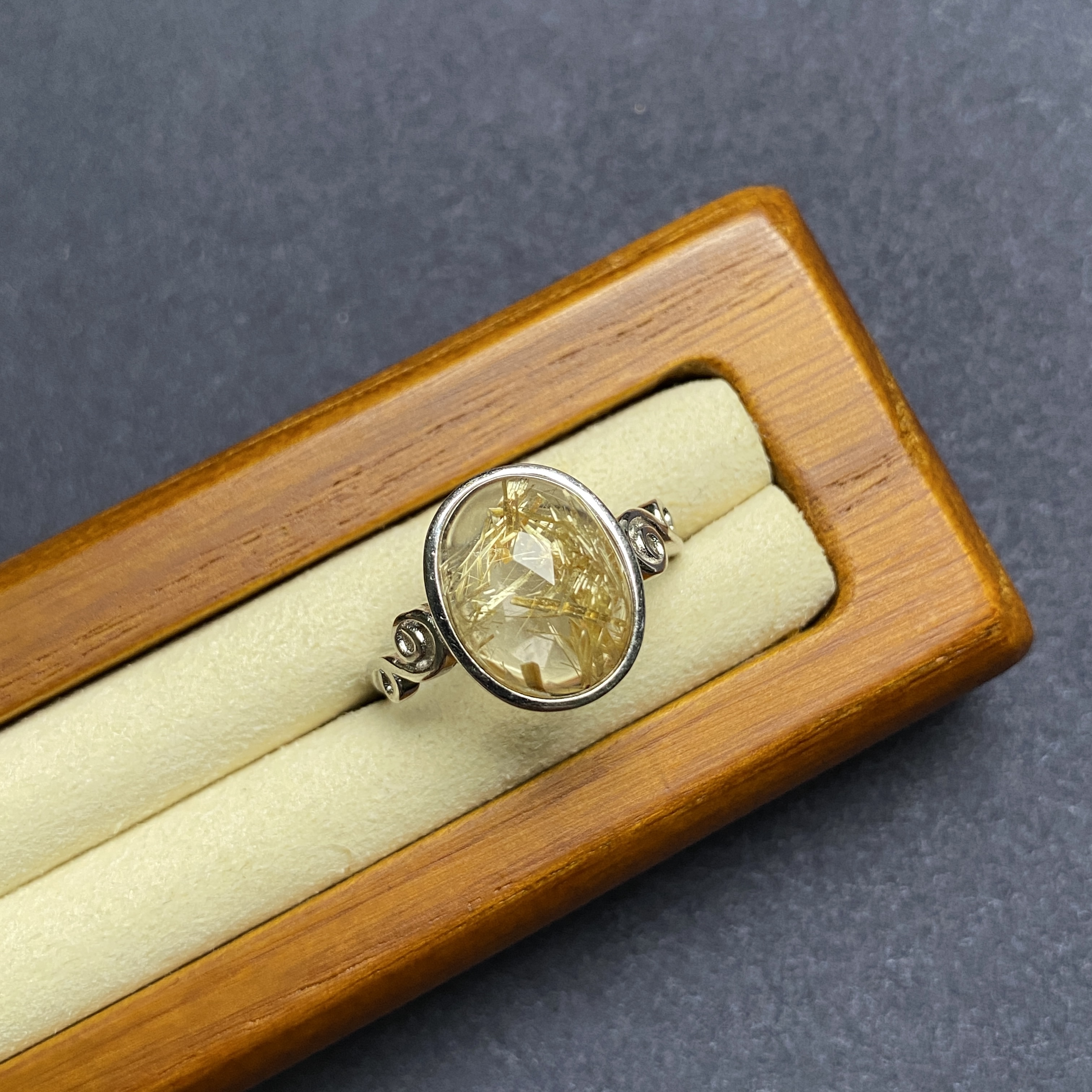 天然彩宝钛晶戒指黄发晶椭圆蛋面镶嵌s925纯银戒托活口可调节女戒