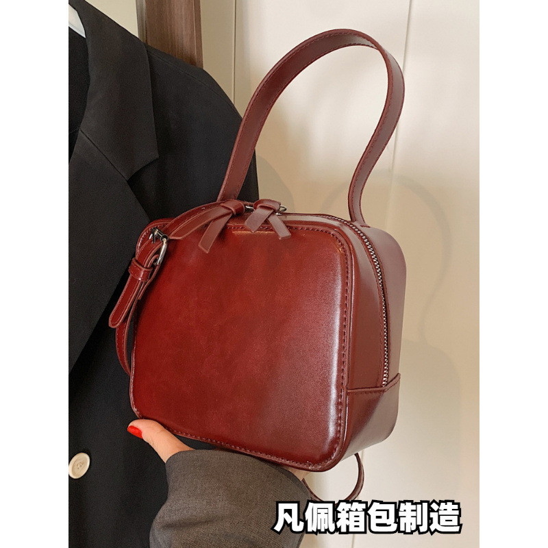 小众复古酒红色包包女2024新款潮秋冬单肩斜挎包高级感手提小方包