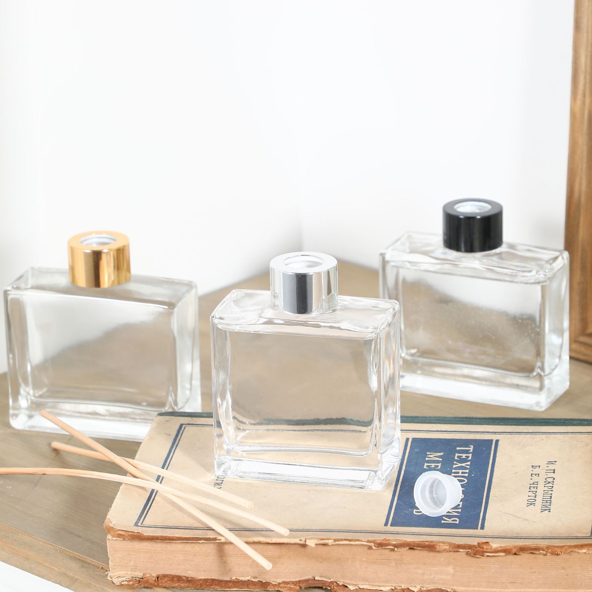 150ml无火香薰空瓶子螺口扁四方透明玻璃瓶香水精油摆件香熏香瓶