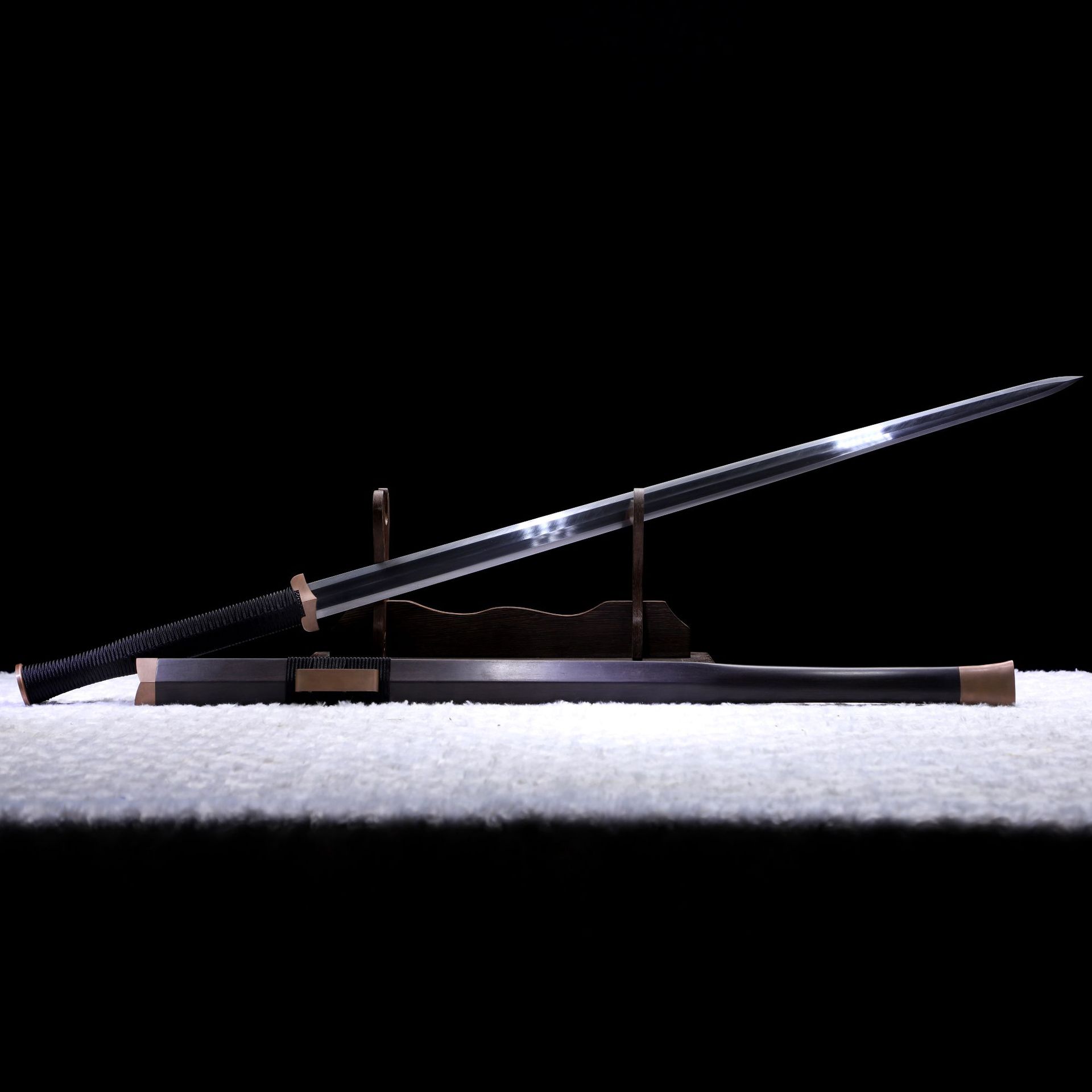 龙泉市刀剑素装羽毛纹春秋硬剑八面防身汉剑冷兵器外贸批发未开刃