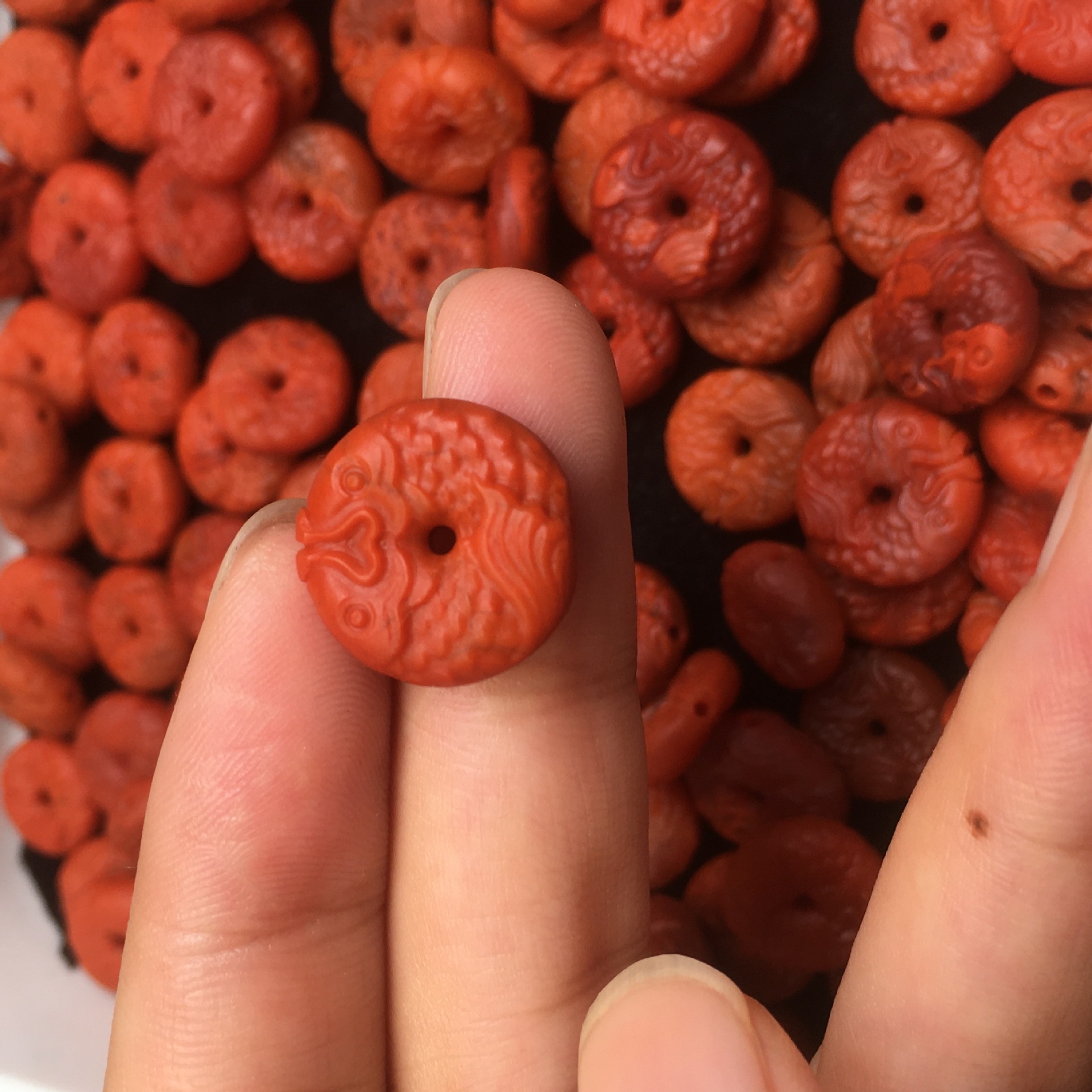 天然川料南红玛瑙文玩配饰批发 雕刻双鱼扣手串手链diy星月小配件