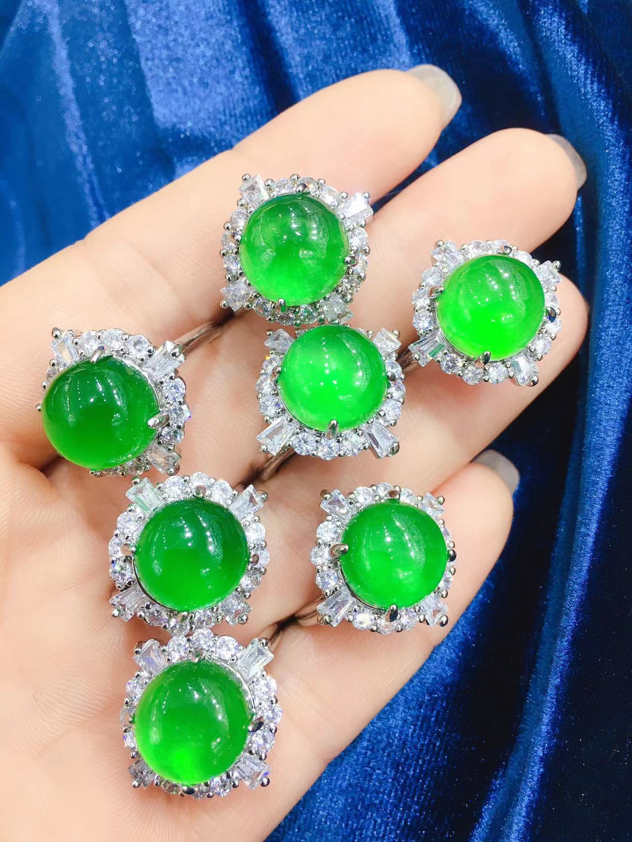 批发缅甸冰种阳绿翡蛋面戒指豪华镶嵌气质女帝王绿鸽子蛋戒指