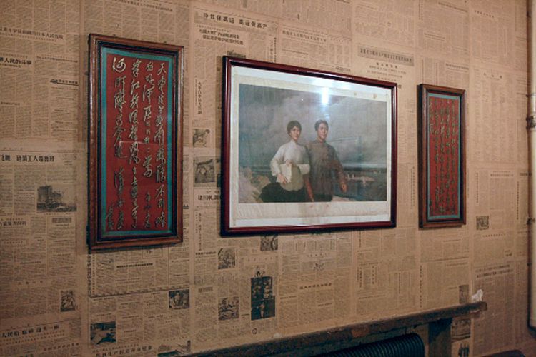 年代贴糊墙老旧发黄装修装饰废旧报纸怀旧