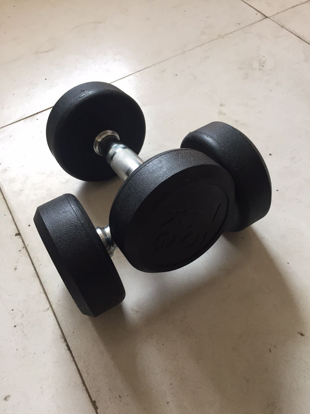 厂家出售橡胶圆头哑铃杠铃健身房器材男士锻炼黑色电镀固定哑铃