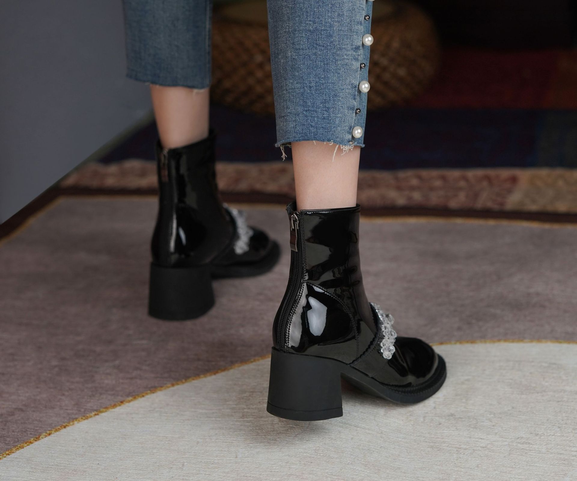 2021年秋冬新款黑色粗跟漆皮高跟圆头小短靴女英伦风拉链切尔西靴