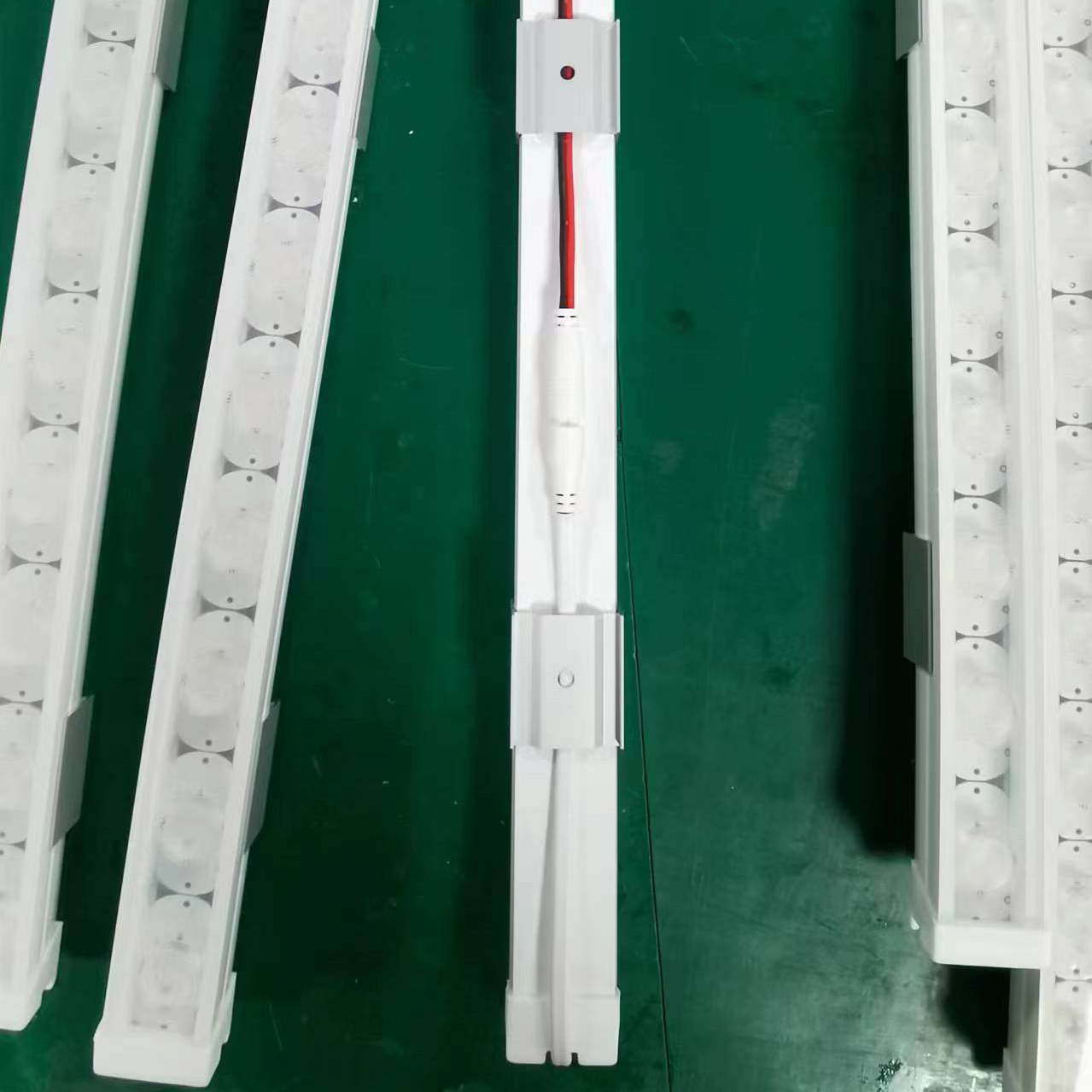 075 kg1,低压灯带务必搭配12v/24v的变压器电源使用,切勿直接