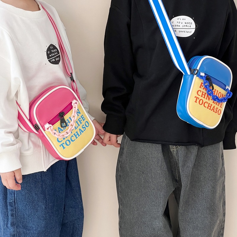 儿童包2024新款韩国撞色字母小方包男女童运动宽带斜挎