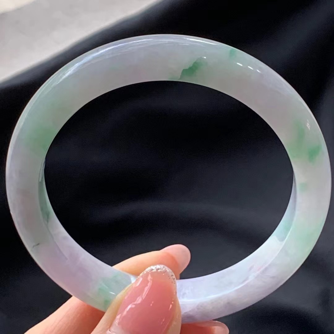 缅甸翡翠a货手镯细糯种水春带彩翡翠手镯一手货源5600元 圈口55