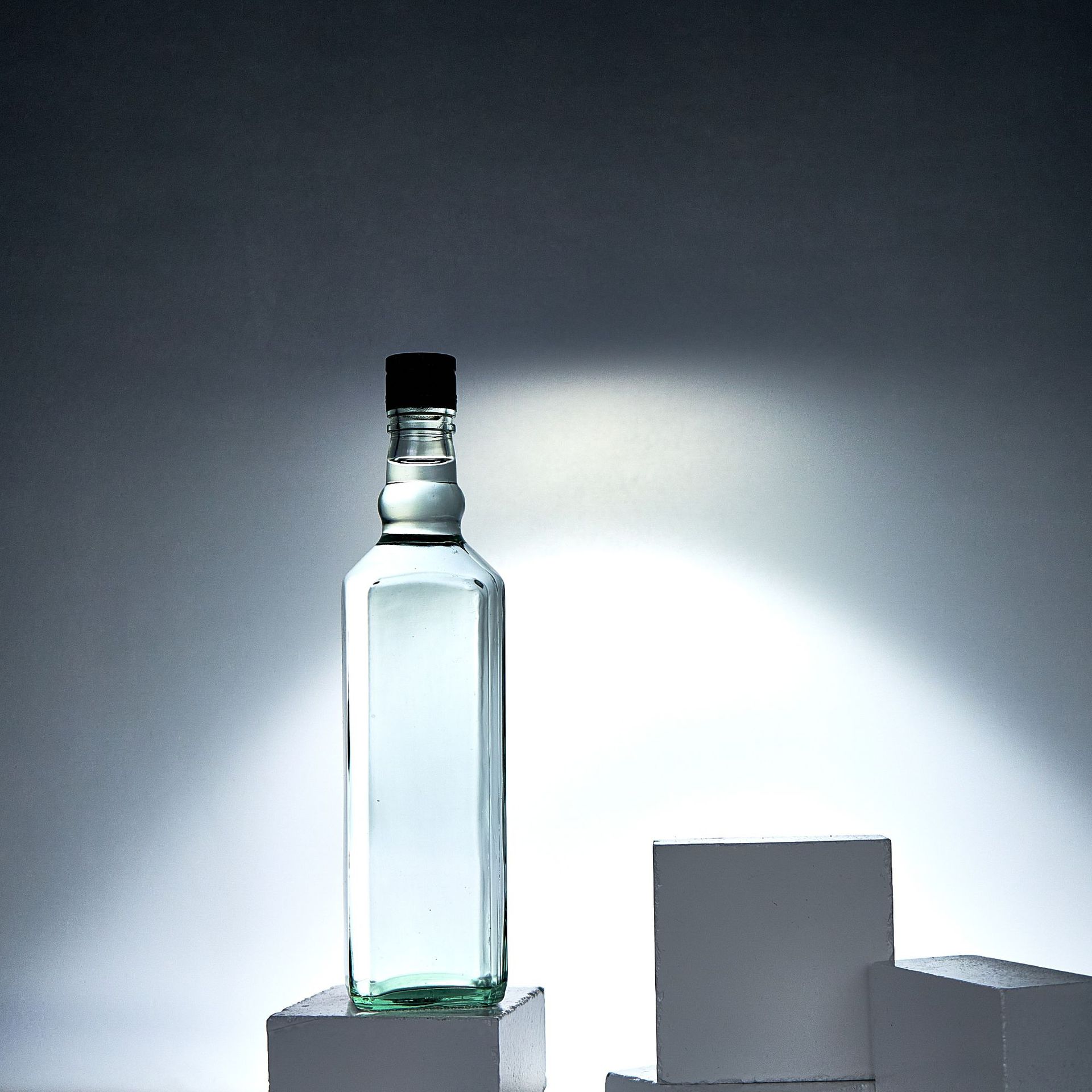 670ml透明玻璃瓶烈酒伏特加酒瓶螺旋口龙舌兰酒瓶朗姆酒密封酒瓶