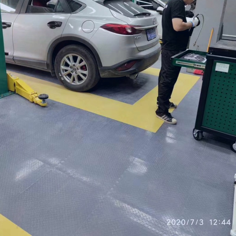 供应拼装pvc暗扣6mm钢板纹实心地胶车库仓库抗压耐磨拼装地板现货