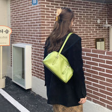 韩国早春新款绿色油腊皮单肩腋下包ins女包休闲大容量通勤枕头包