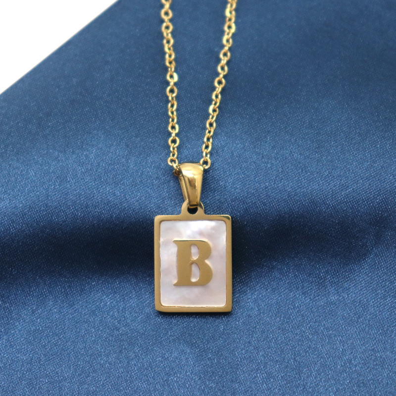 秋冬款时尚26个英文字母方牌项链女方块贝壳吊坠百搭18k金锁骨链