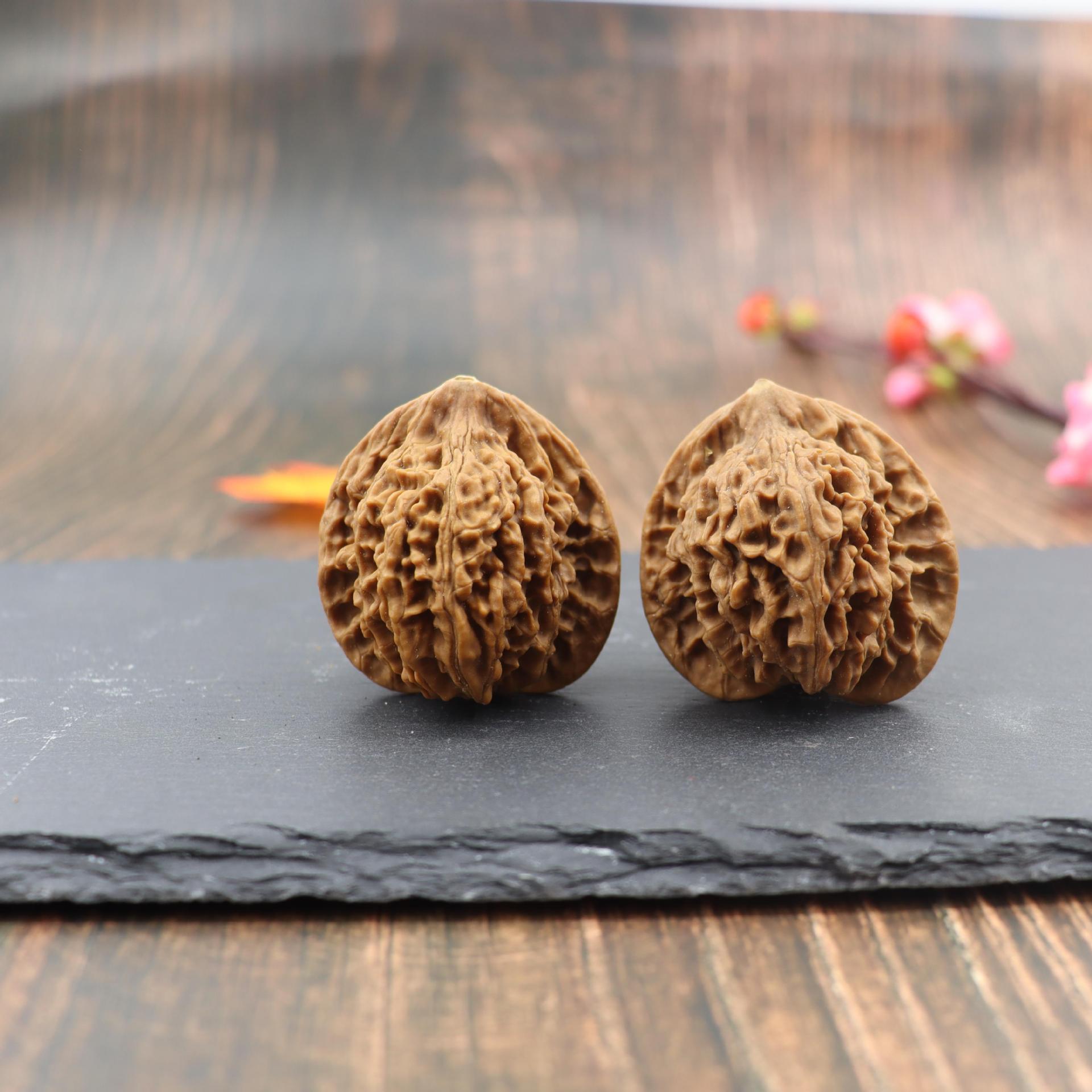 老人文玩核桃手把件摆件配对核桃活动手指老人锻炼用品现货批发