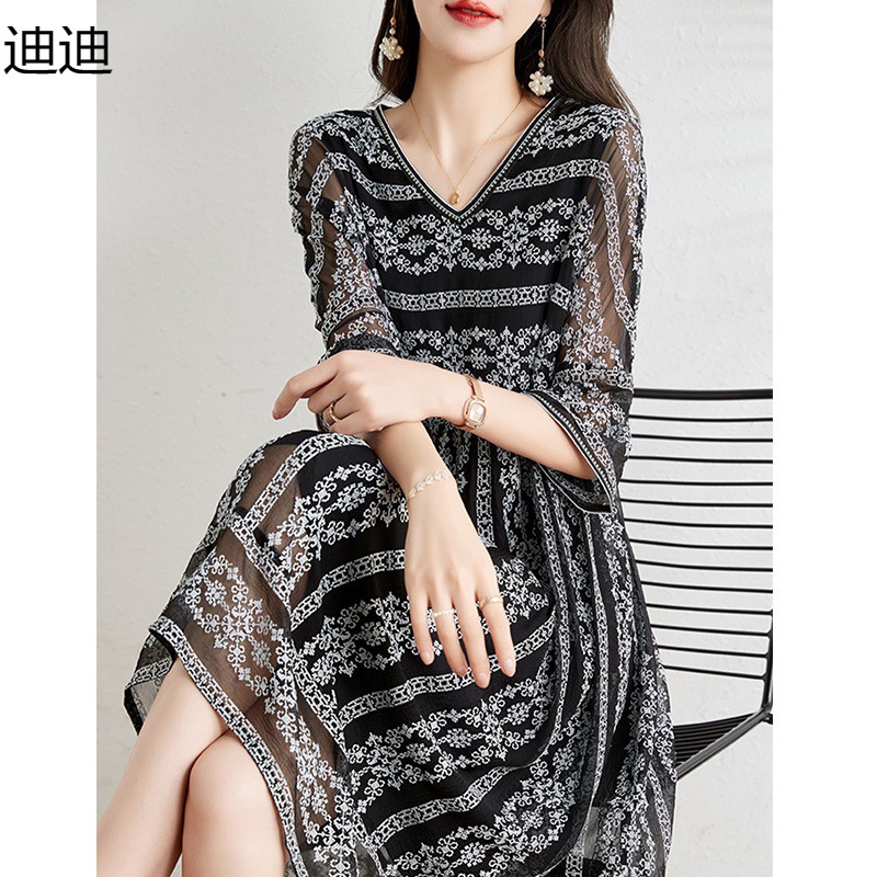 清仓捡漏~专柜撤柜名媛贵妇连衣裙女大码真丝刺绣显瘦减龄v领裙夏