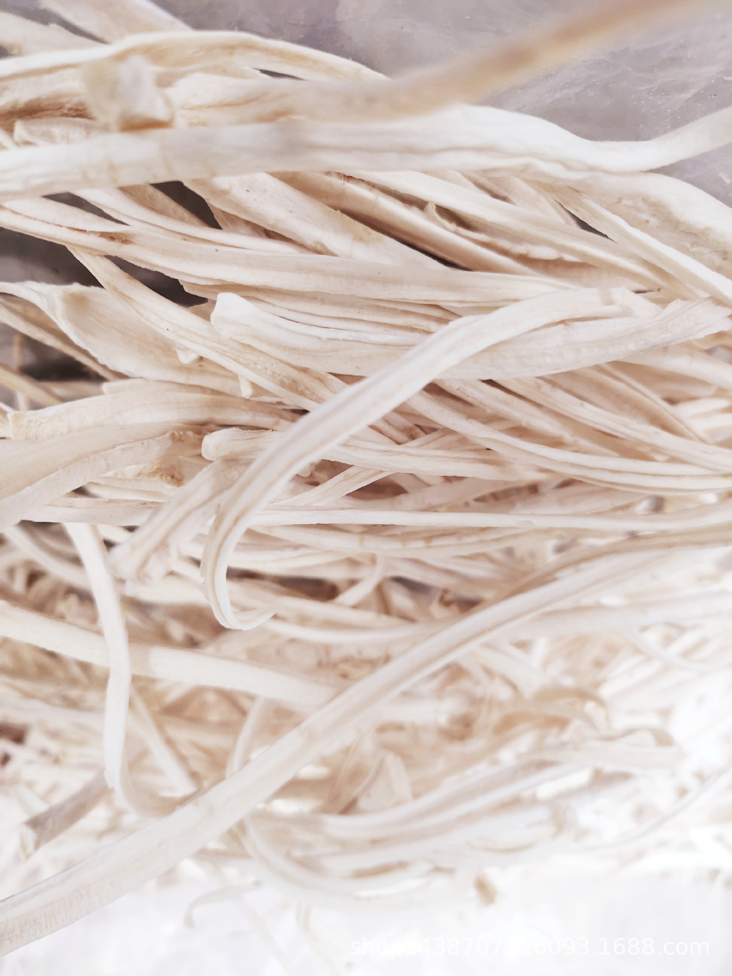 我们以加工保鲜桔梗和干桔梗丝出口为主 ,内销桔梗丝各种级别都有货