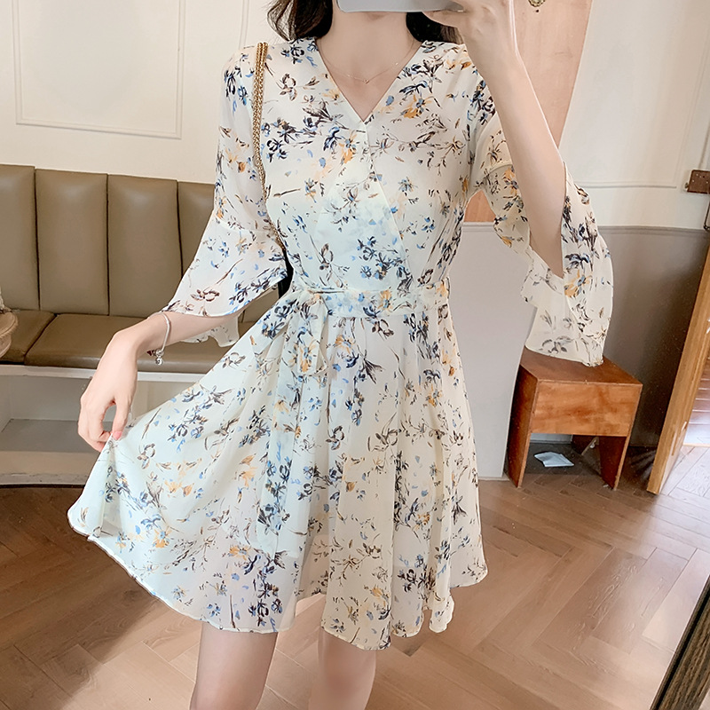夏季v领碎花雪纺连衣裙夏装2021年新款收腰喇叭袖显瘦气质小个子