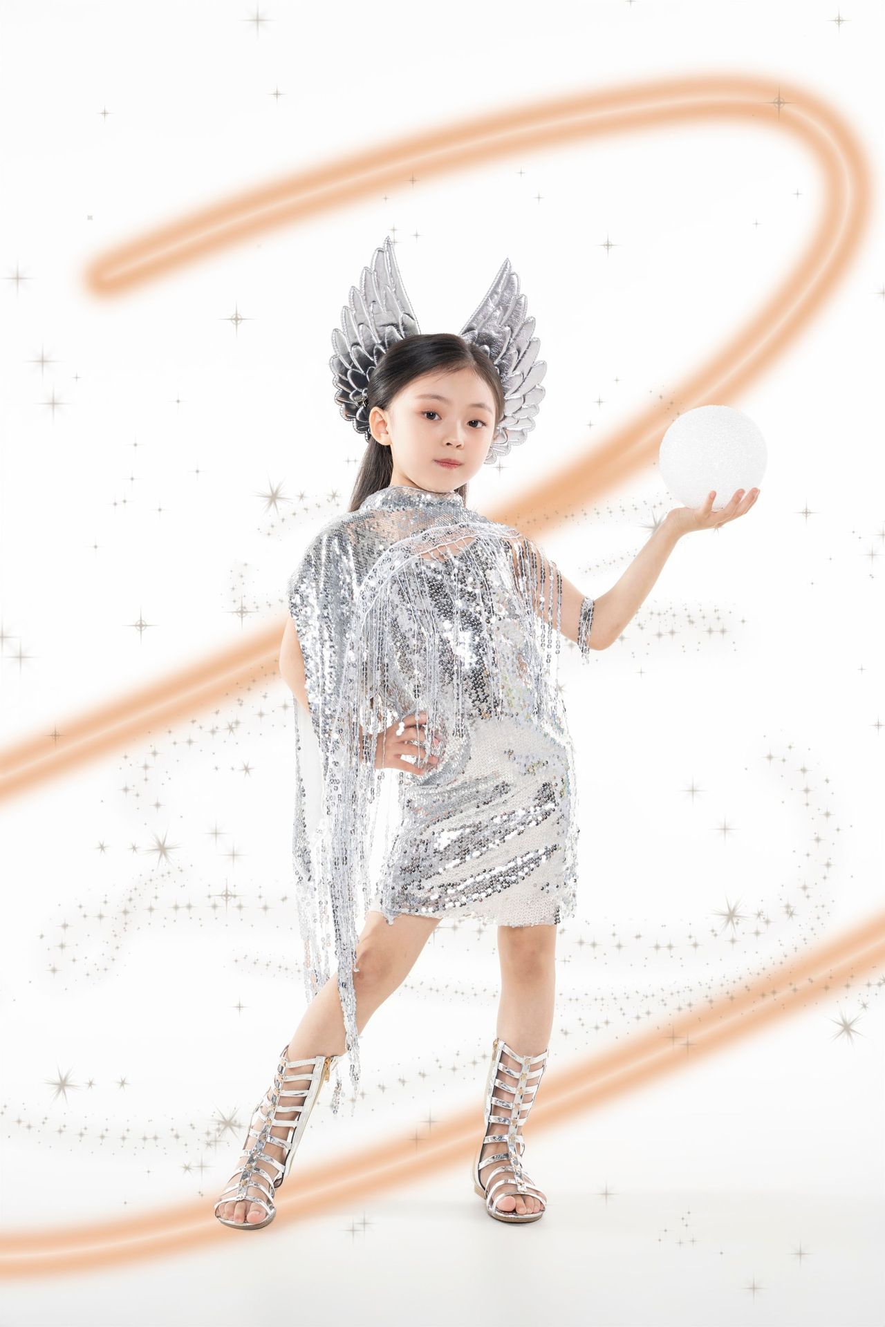 女童模特潮服儿童t台走秀银色未来科技感礼服元宇宙车模舞台礼服